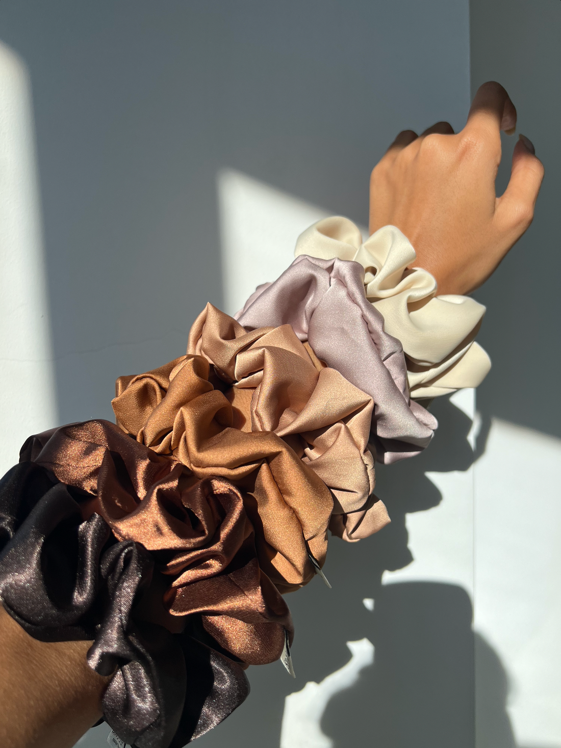 Scrunchies de cetim, your ultimate hair accessory